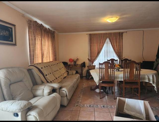6 BEDROOM HOUSE FOR SALE IN ZEEKOEIVLEI